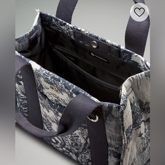NWT Lululemon Boxy Mini Tote *Print - 4.5L Sketch Turtledove Navy/Obsidian - Picture 3 of 16